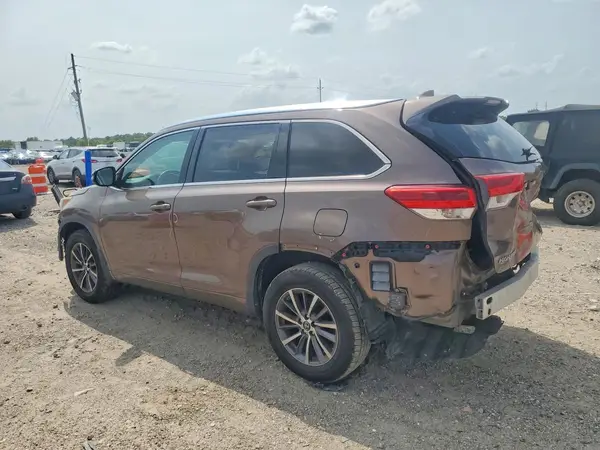 5TDJZRFH2JS882556 2018 TOYOTA HIGHLANDER - Image 2