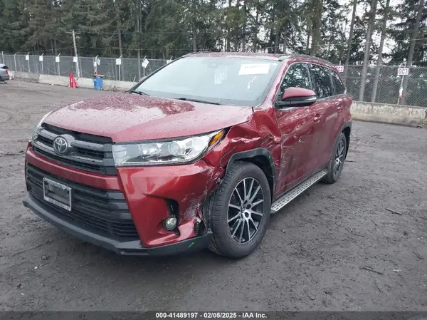 5TDJZRFH2JS883402 2018 TOYOTA HIGHLANDER - Image 2