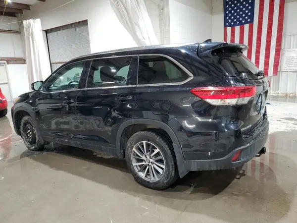 5TDJZRFH2JS885764 2018 TOYOTA HIGHLANDER - Image 2