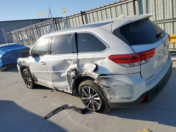 5TDJZRFH2JS892312 2018 TOYOTA HIGHLANDER - Image 2