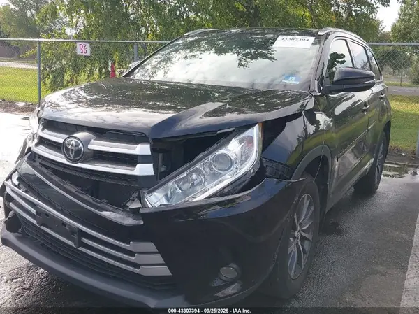 5TDJZRFH2JS892634 2018 TOYOTA HIGHLANDER - Image 2