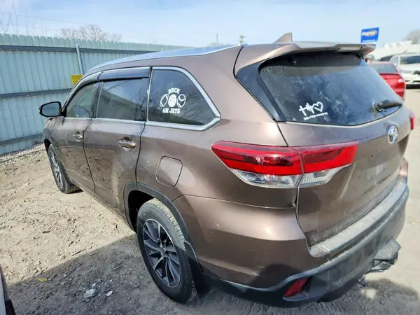 5TDJZRFH2JS902997 2018 TOYOTA HIGHLANDER - Image 2