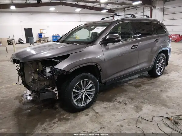 5TDJZRFH2KS563935 2019 TOYOTA HIGHLANDER - Image 2