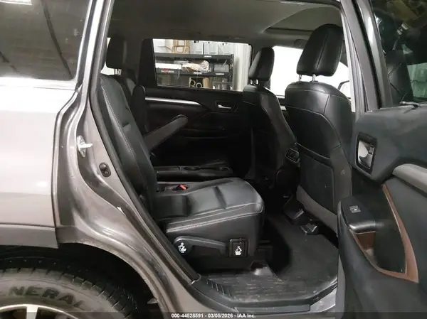 5TDJZRFH2KS563935 2019 TOYOTA HIGHLANDER - Image 8