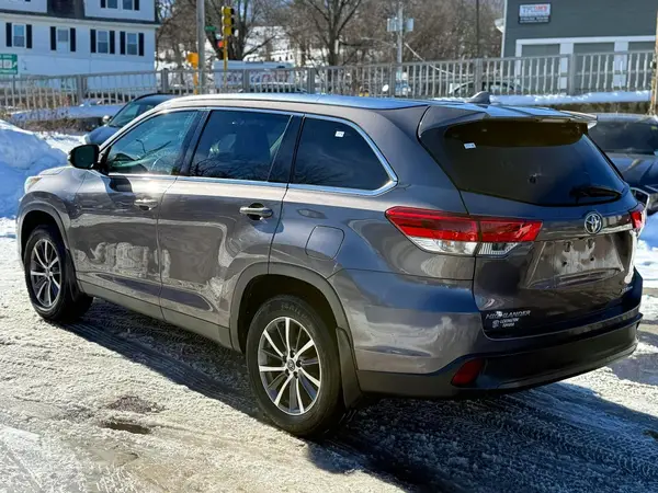 5TDJZRFH2KS566950 2019 TOYOTA HIGHLANDER - Image 2