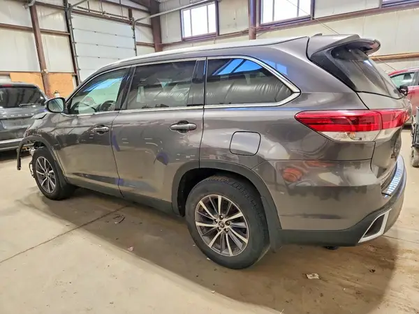 5TDJZRFH2KS567919 2019 TOYOTA HIGHLANDER - Image 2