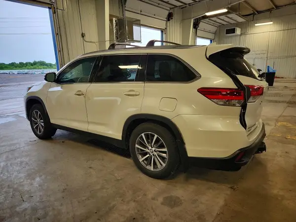 5TDJZRFH2KS572263 2019 TOYOTA HIGHLANDER - Image 2