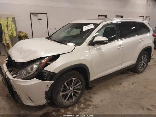 5TDJZRFH2KS574059 2019 TOYOTA HIGHLANDER - Image 2