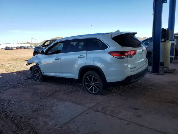 5TDJZRFH2KS578323 2019 TOYOTA HIGHLANDER - Image 2
