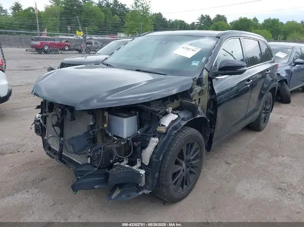 5TDJZRFH2KS580363 2019 TOYOTA HIGHLANDER - Image 2