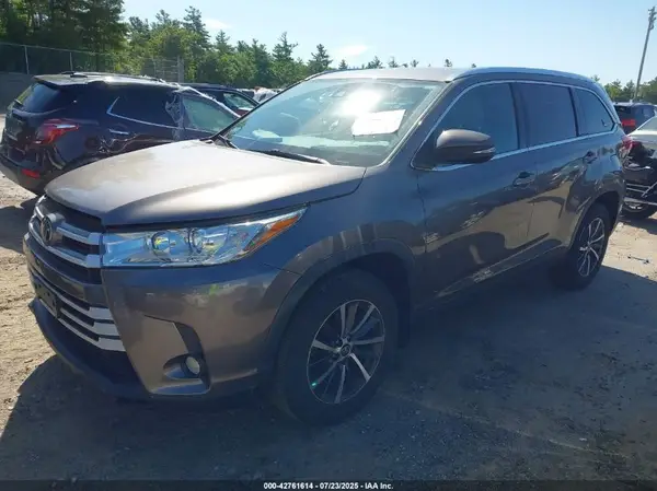5TDJZRFH2KS592318 2019 TOYOTA HIGHLANDER - Image 2