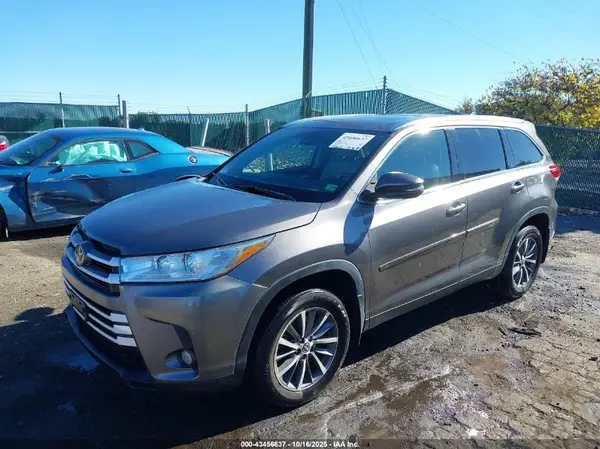 5TDJZRFH2KS602748 2019 TOYOTA HIGHLANDER - Image 2