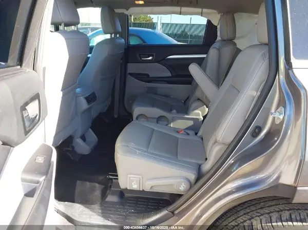 5TDJZRFH2KS602748 2019 TOYOTA HIGHLANDER - Image 8