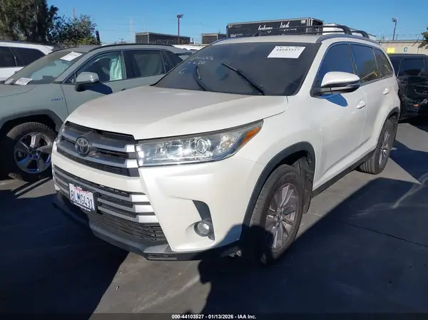 5TDJZRFH2KS608209 2019 TOYOTA HIGHLANDER - Image 2
