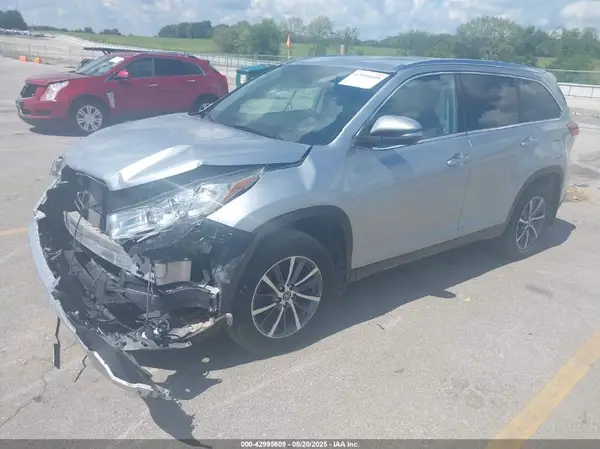 5TDJZRFH2KS612437 2019 TOYOTA HIGHLANDER - Image 2