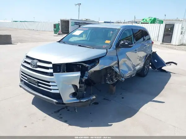 5TDJZRFH2KS925004 2019 TOYOTA HIGHLANDER - Image 2