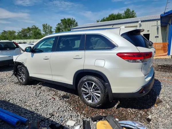5TDJZRFH2KS939078 2019 TOYOTA HIGHLANDER - Image 2
