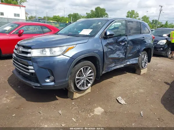 5TDJZRFH2KS975689 2019 TOYOTA HIGHLANDER - Image 2