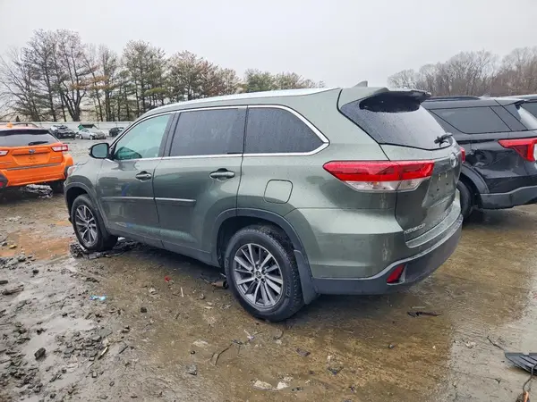 5TDJZRFH2KS990418 2019 TOYOTA HIGHLANDER - Image 2