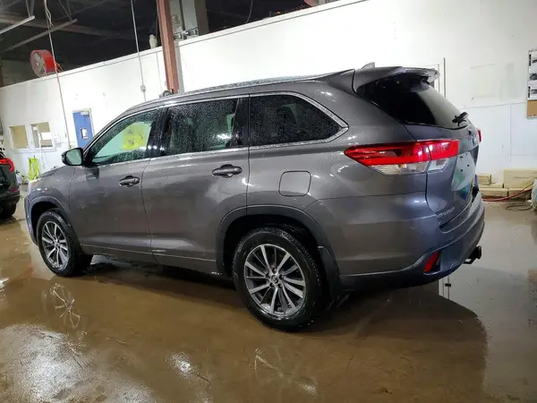 5TDJZRFH3HS367589 2017 TOYOTA HIGHLANDER - Image 2