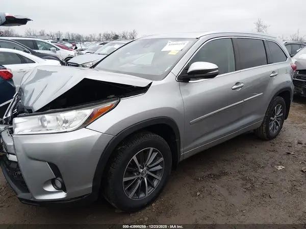 5TDJZRFH3HS373828 2017 TOYOTA HIGHLANDER - Image 2