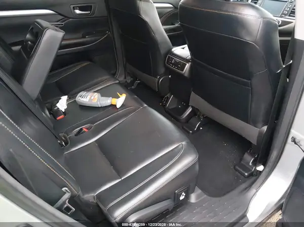 5TDJZRFH3HS373828 2017 TOYOTA HIGHLANDER - Image 8