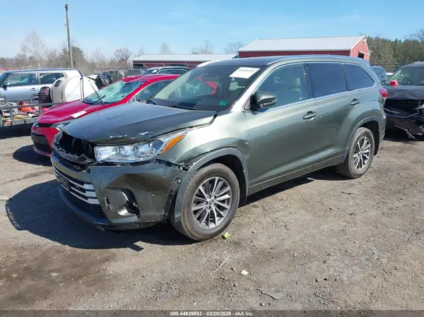 5TDJZRFH3HS377877 2017 TOYOTA HIGHLANDER - Image 2