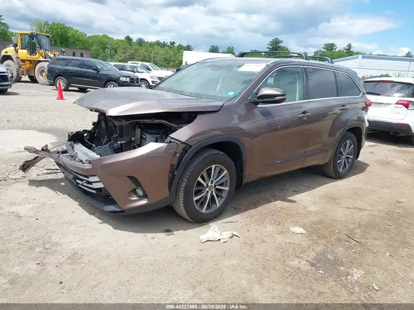 5TDJZRFH3HS386773 2017 TOYOTA HIGHLANDER - Image 2