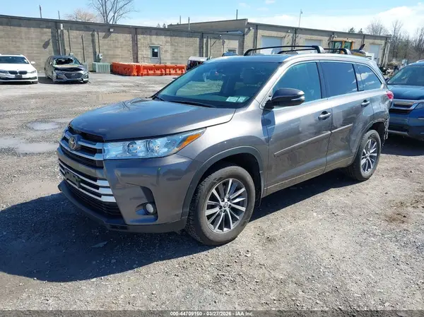 5TDJZRFH3HS387938 2017 TOYOTA HIGHLANDER - Image 2