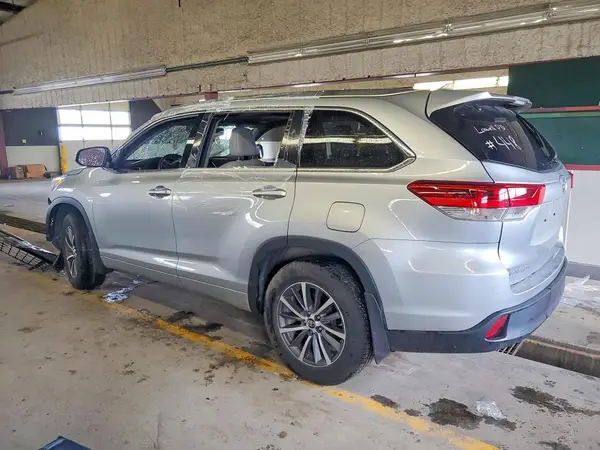 5TDJZRFH3HS389835 2017 TOYOTA HIGHLANDER - Image 2