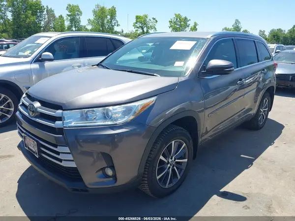 5TDJZRFH3HS391942 2017 TOYOTA HIGHLANDER - Image 2