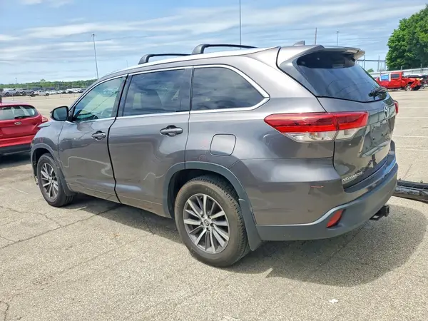 5TDJZRFH3HS401398 2017 TOYOTA HIGHLANDER - Image 2