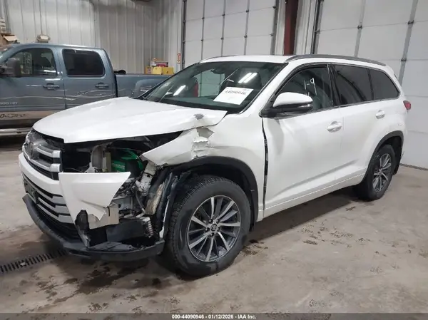 5TDJZRFH3HS407069 2017 TOYOTA HIGHLANDER - Image 2