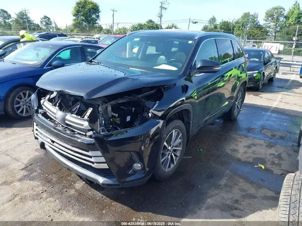 5TDJZRFH3HS417049 2017 TOYOTA HIGHLANDER - Image 2