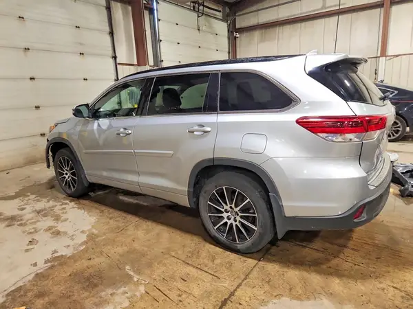 5TDJZRFH3HS419724 2017 TOYOTA HIGHLANDER - Image 2