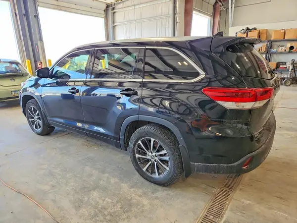 5TDJZRFH3HS435759 2017 TOYOTA HIGHLANDER - Image 2