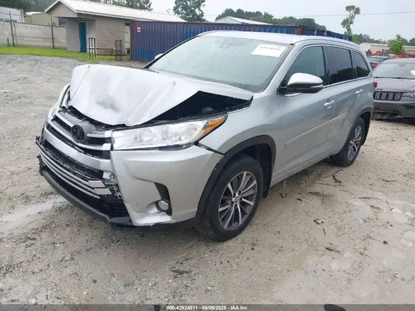 5TDJZRFH3HS437401 2017 TOYOTA HIGHLANDER - Image 2