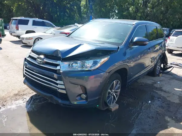 5TDJZRFH3HS447927 2017 TOYOTA HIGHLANDER - Image 2