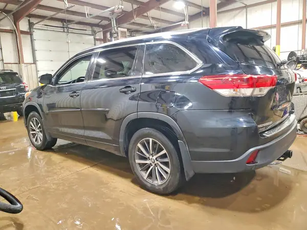 5TDJZRFH3HS450102 2017 TOYOTA HIGHLANDER - Image 2