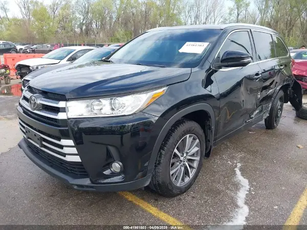 5TDJZRFH3HS451248 2017 TOYOTA HIGHLANDER - Image 2