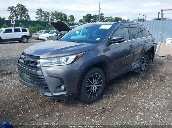5TDJZRFH3HS455512 2017 TOYOTA HIGHLANDER - Image 2