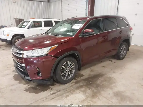 5TDJZRFH3HS458569 2017 TOYOTA HIGHLANDER - Image 2