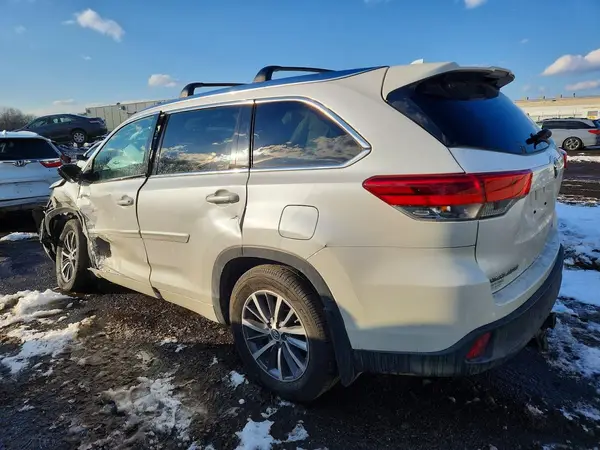 5TDJZRFH3HS460550 2017 TOYOTA HIGHLANDER - Image 2