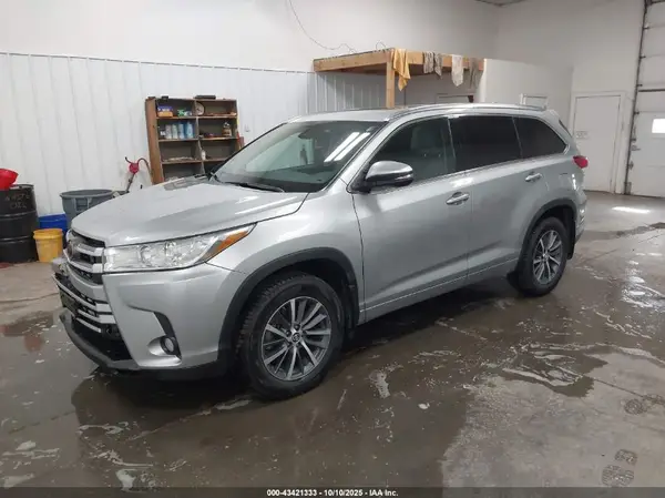 5TDJZRFH3HS465604 2017 TOYOTA HIGHLANDER - Image 2