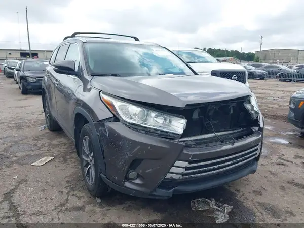5TDJZRFH3HS476876 2017 TOYOTA HIGHLANDER - Image 1