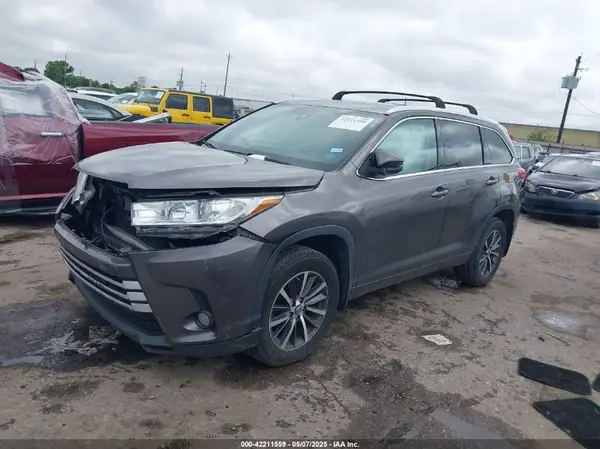 5TDJZRFH3HS476876 2017 TOYOTA HIGHLANDER - Image 2