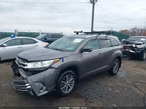 5TDJZRFH3HS483875 2017 TOYOTA HIGHLANDER - Image 2