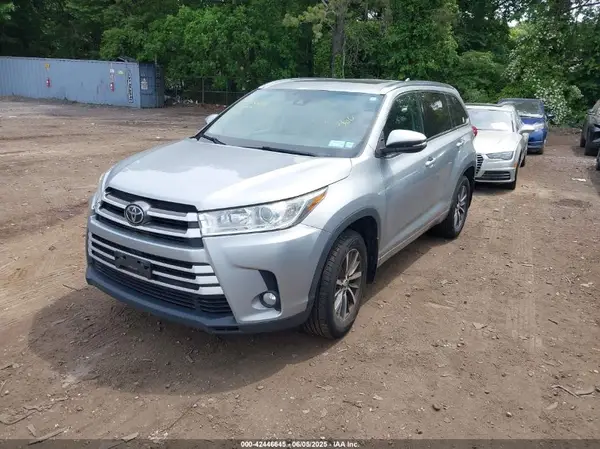 5TDJZRFH3HS512047 2017 TOYOTA HIGHLANDER - Image 2
