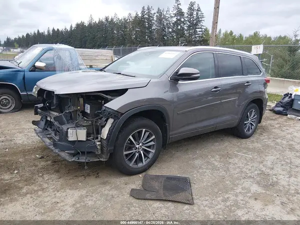 5TDJZRFH3HS512565 2017 TOYOTA HIGHLANDER - Image 2
