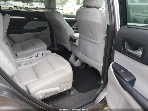 5TDJZRFH3HS512565 2017 TOYOTA HIGHLANDER - Image 8